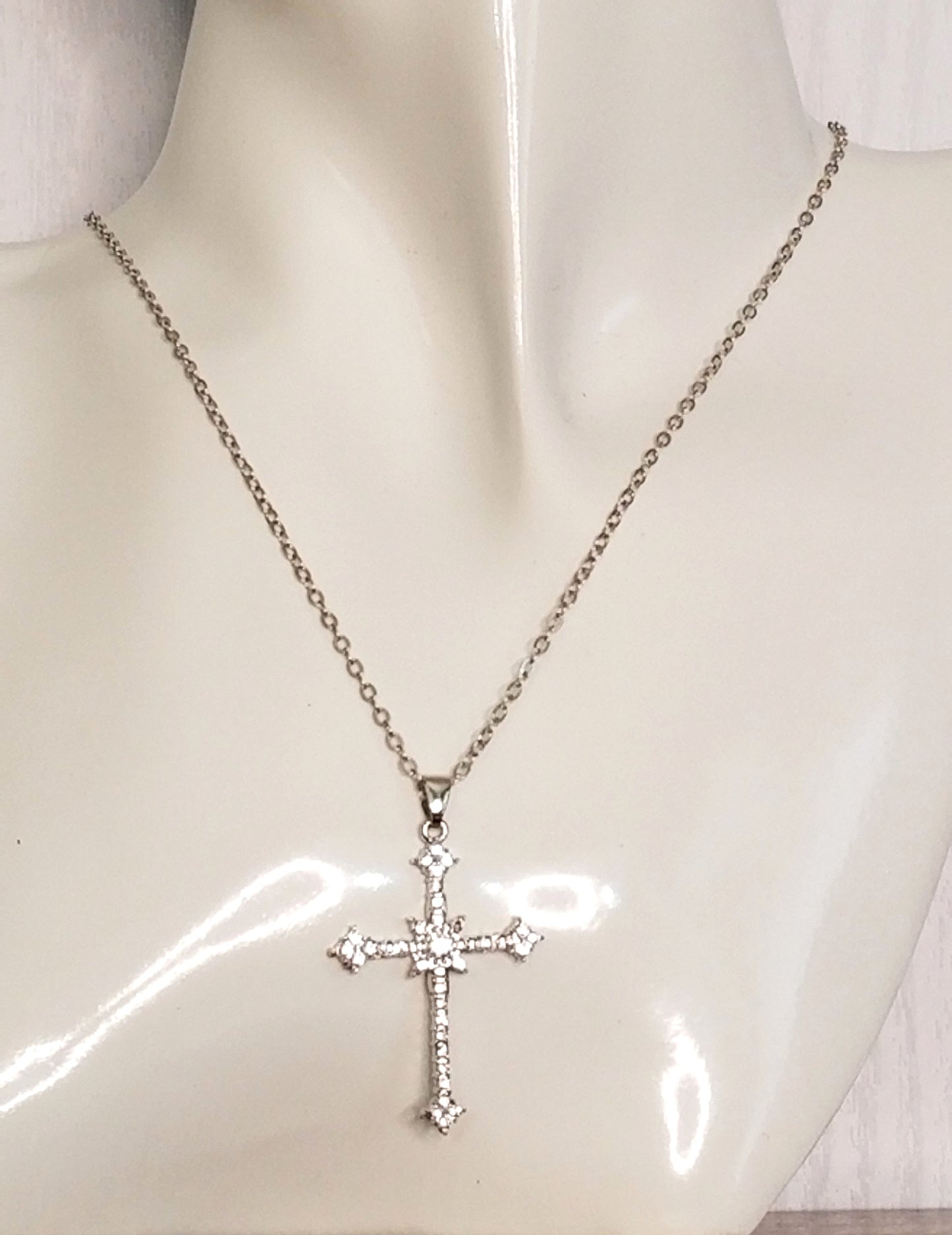 ELEGANT CROSS NECKLACE