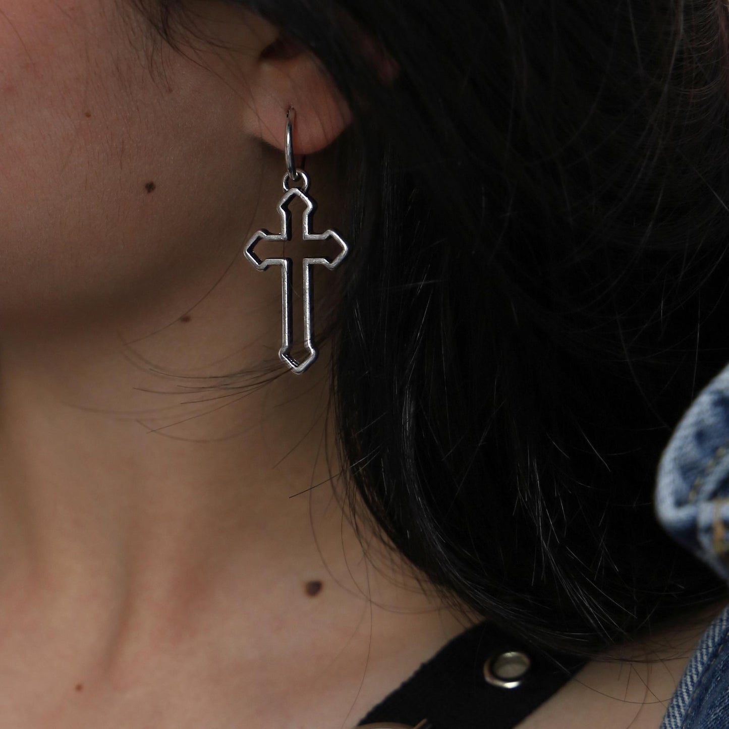 HOLLOW CROSS EARRINGS A3552