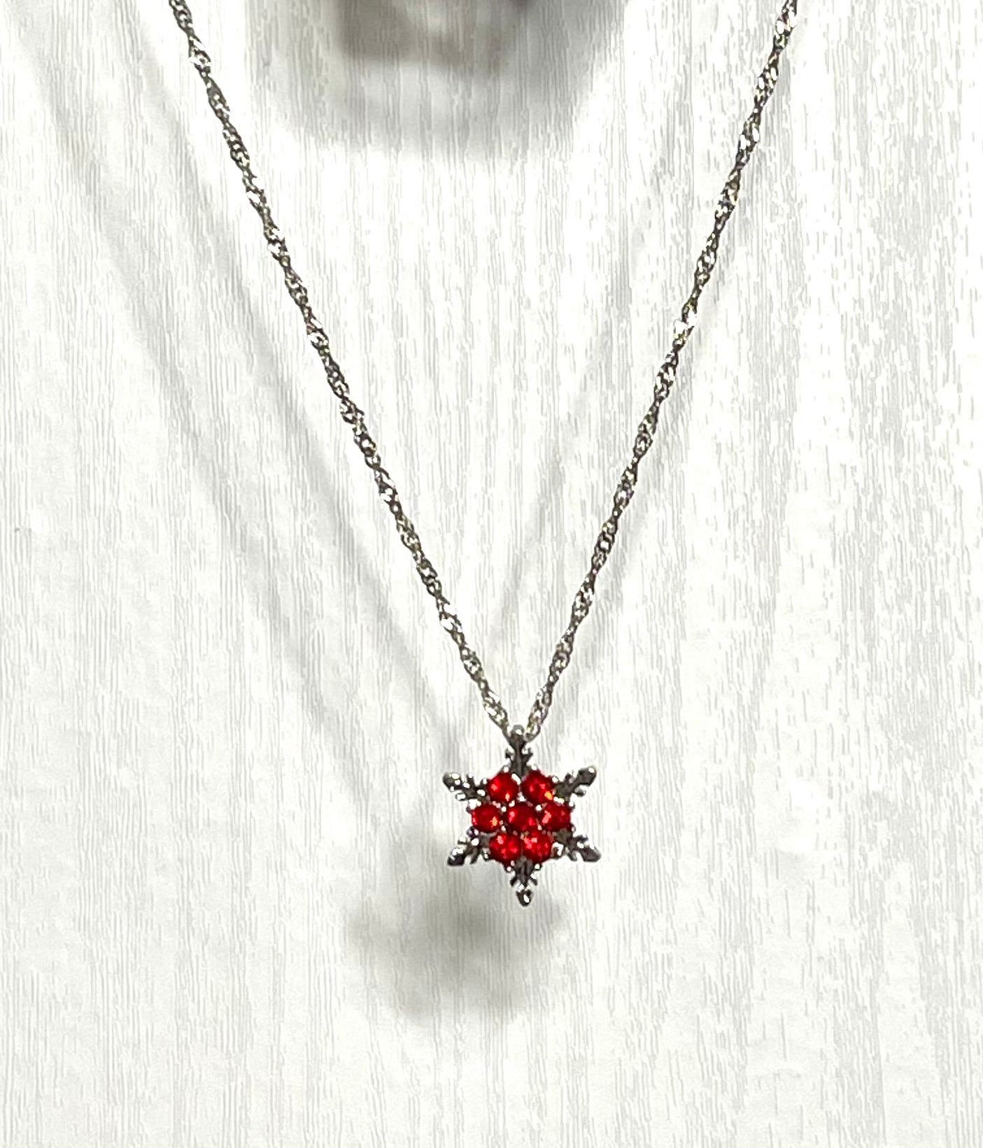 SNOWFLAKE NECKLACE